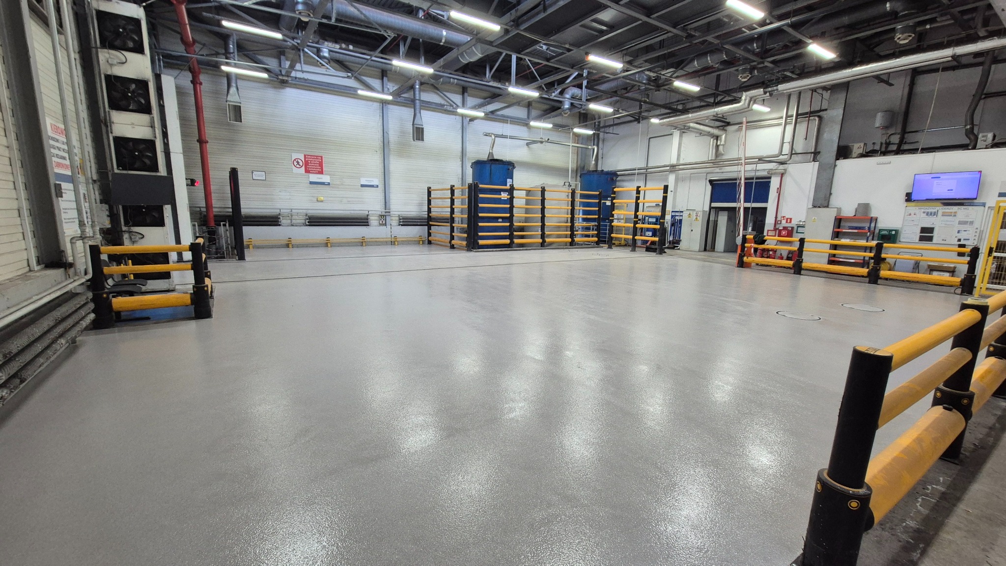 Posadzka epoksydowa z barwionym piaskiem kwarcowym oraz lakierem bezbarwnym