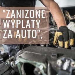 Krzysztof London - Mechanik w rękawicach roboczych naprawia silnik samochodowy; na zdjęciu nałożony tekst 'Zaniżone wypłaty za auto'.