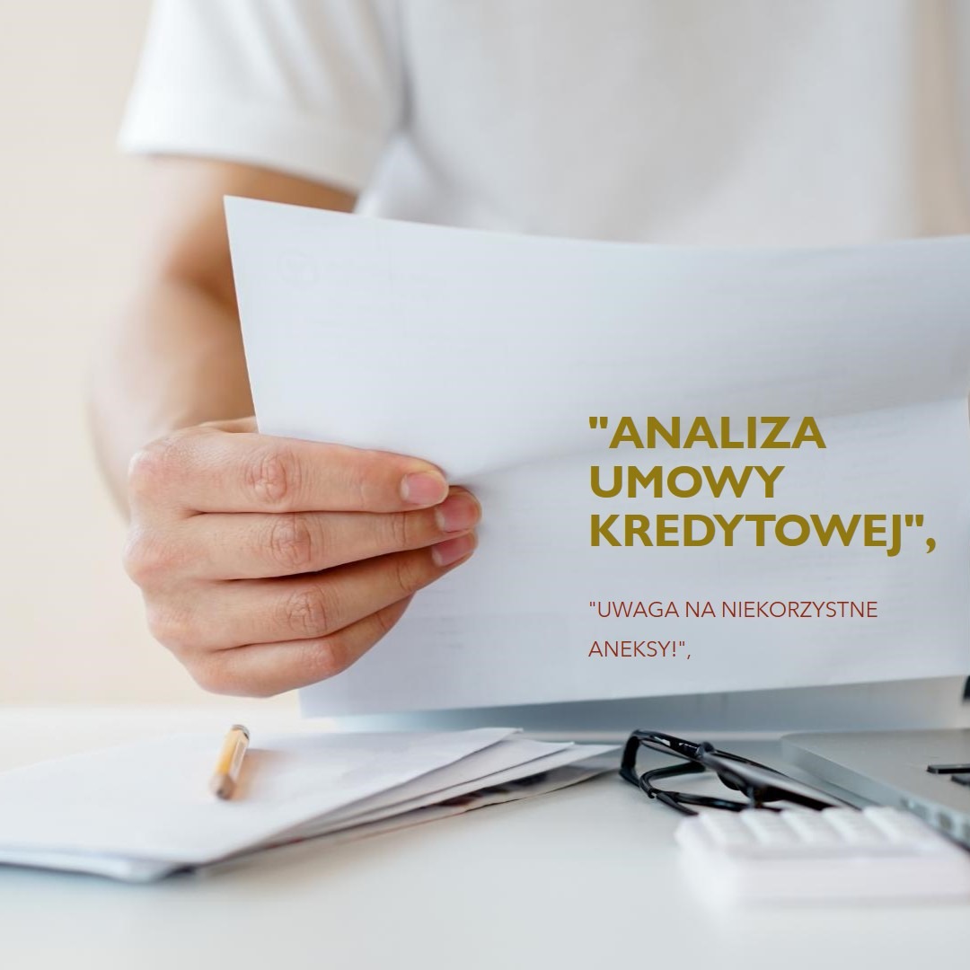 Osoba trzyma dokument z napisem 'Analiza umowy kredytowej', 'Uwaga na niekorzystne aneksy!'; na stole leżą dokumenty, ołówek, okulary i kalkulator.