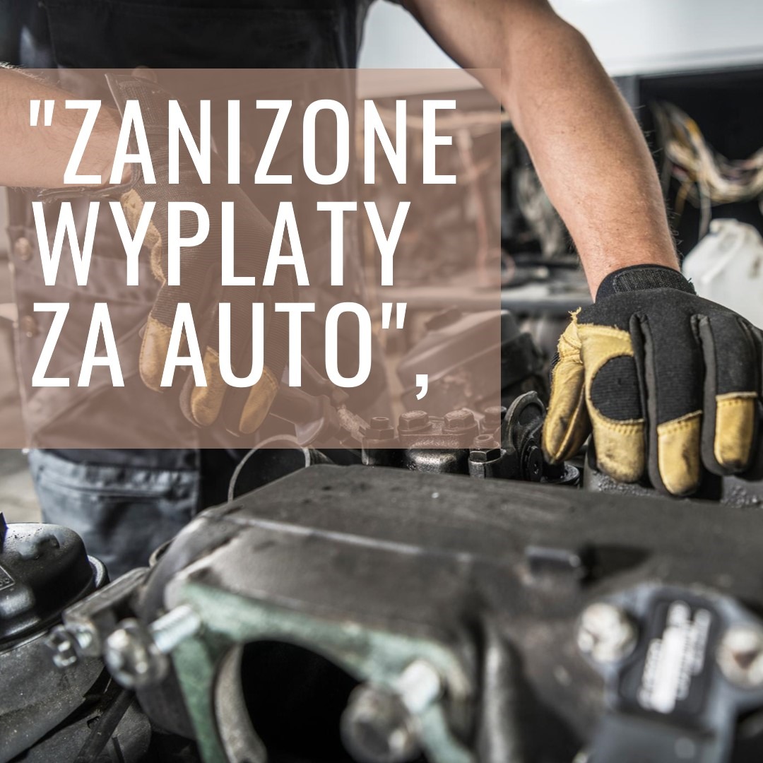 Mechanik w rękawicach roboczych naprawia silnik samochodowy; na zdjęciu nałożony tekst 'Zaniżone wypłaty za auto'.