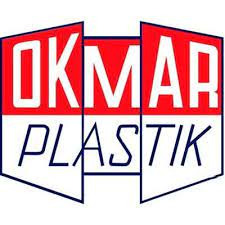 Grafika z logo firmy OKMAR PLASTIK, z dominującą czerwienią i bielą, przedstawiająca stylizowany kształt okna lub drzwi z PCV.