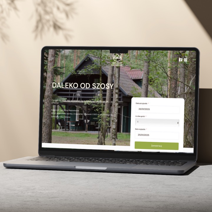 Laptop prezentuje stronę rezerwacji domku 'Daleko od Szosy' z widokiem na leśny krajobraz. Formularz rezerwacji z datami i liczbą gości na pierwszym planie.