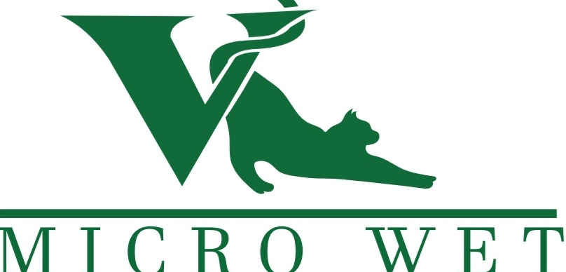 Zielone logo firmy Microwet z sylwetką rozciągającego się kota wpisaną w literę V oraz laską Eskulapa nad kotem.