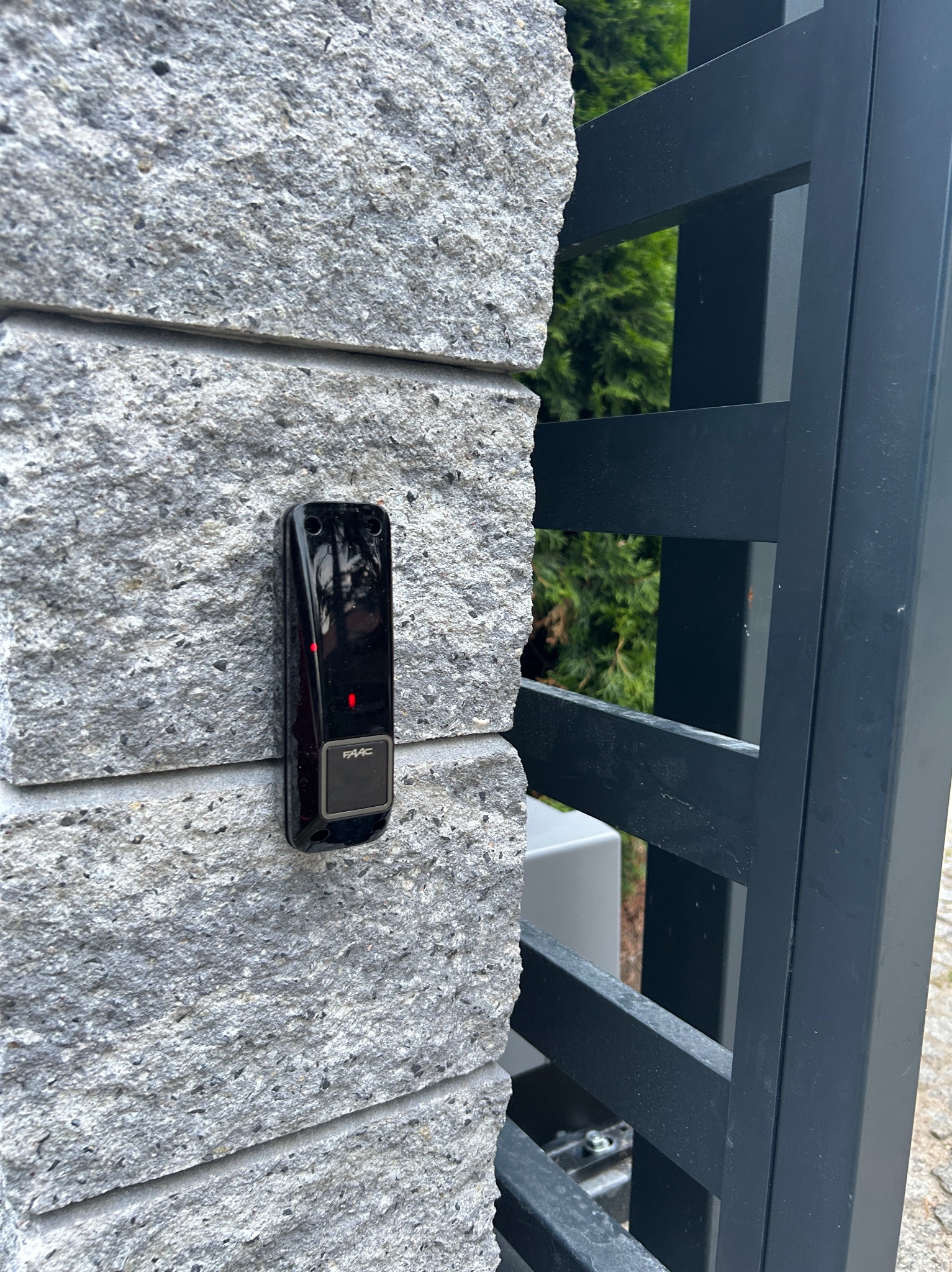 Montaż fotokomórek faac