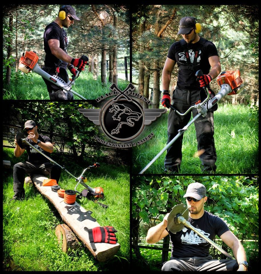 Montaż lub serwis podkaszarki spalinowej z tarczą tnącą, widoczne akcesoria na desce, operator w okularach, słuchawkach i rękawicach ochronnych, w tle zieleń i logo firmy.