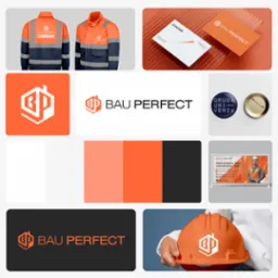 Kolaż prezentujący elementy identyfikacji wizualnej firmy budowlanej: odzież robocza z logo, wizytówki na teksturowanym tle, przypinka, baner reklamowy z wizerunkiem pracownika i hełm ochronny...