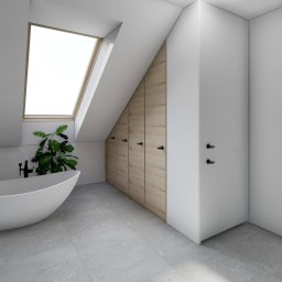 Vian - Nowoczesna łazienka na poddaszu z wolnostojącą wanną, drewnianą zabudową szaf pod skosem i oknem dachowym.