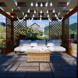 Zadaszony taras z drewnianą pergolą, oświetleniem girlandowym, rattanowym stolikiem kawowym i sofą z białymi poduszkami, w tle ogród i dom.