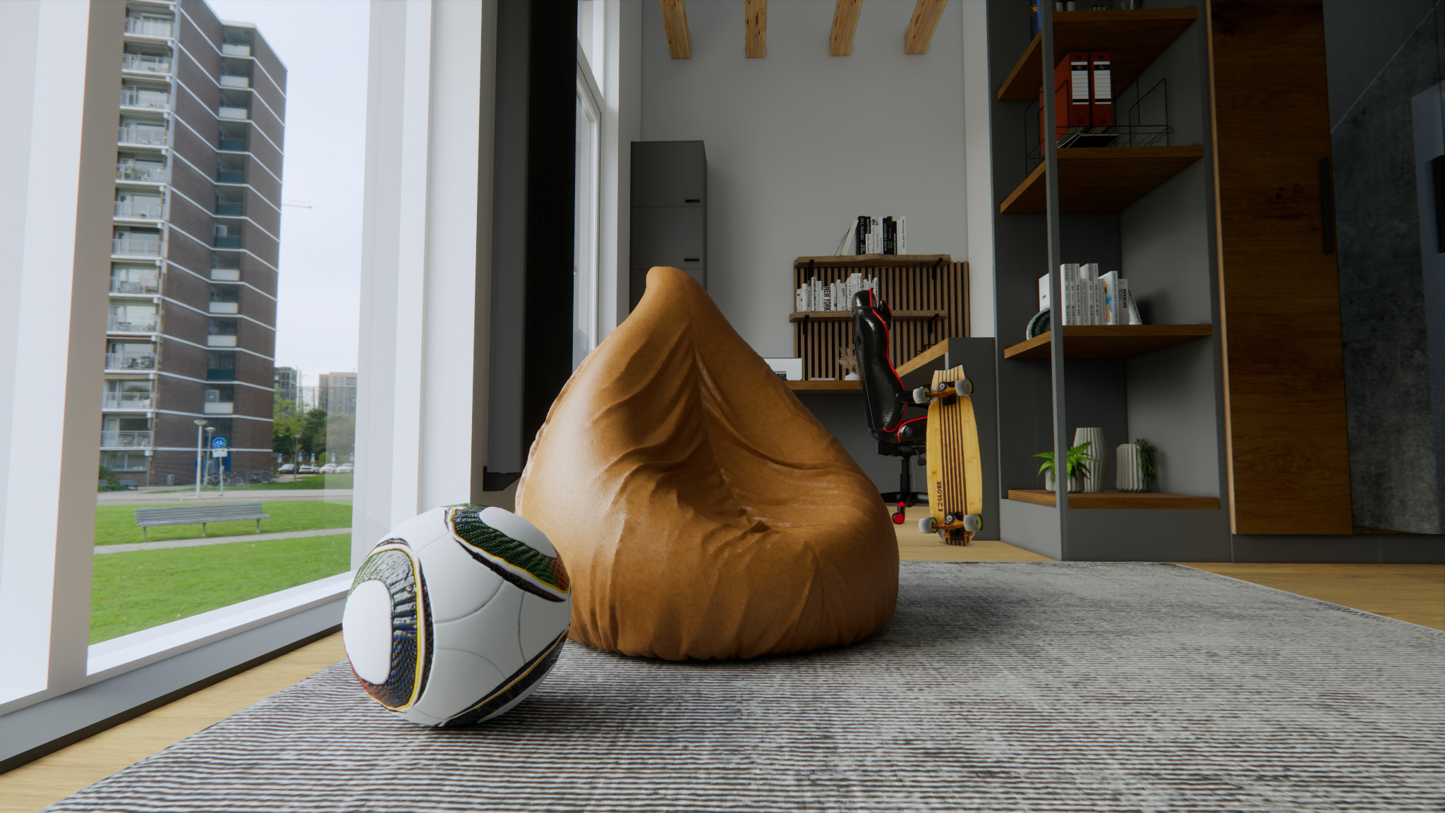 Wnętrze pokoju z workiem sako, piłką do piłki nożnej, deskorolką i biurkiem, widok na budynek mieszkalny za oknem.