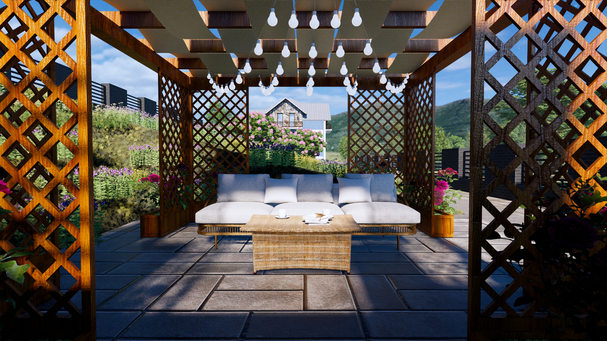 Zadaszony taras z drewnianą pergolą, oświetleniem girlandowym, rattanowym stolikiem kawowym i sofą z białymi poduszkami, w tle ogród i dom.