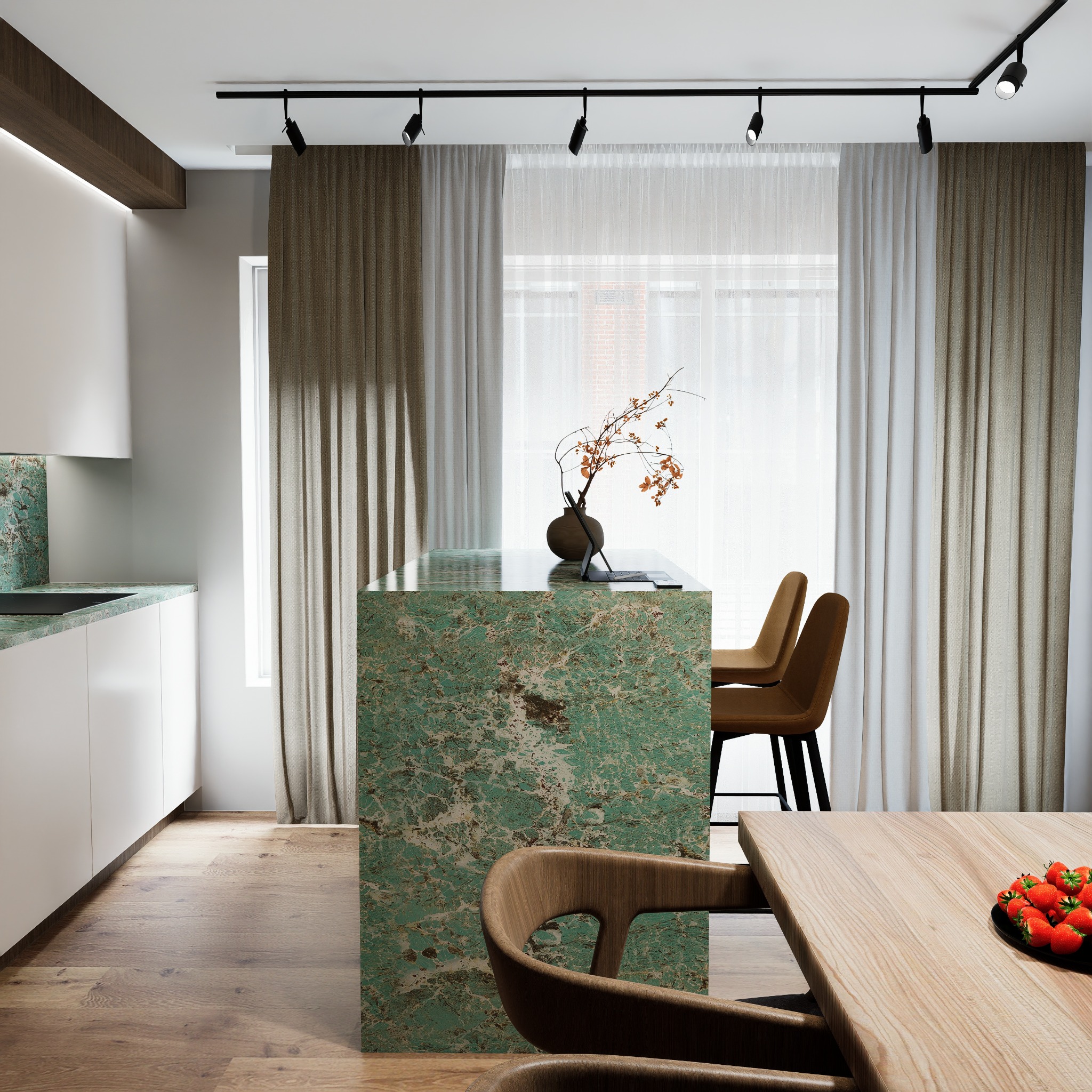 Nowoczesna kuchnia z wyspą z zielonego kamienia, drewnianą podłogą i oknem z beżowymi zasłonami. Na wyspie wazon z gałązkami i tablet. Krzesła barowe i stół z owocami.