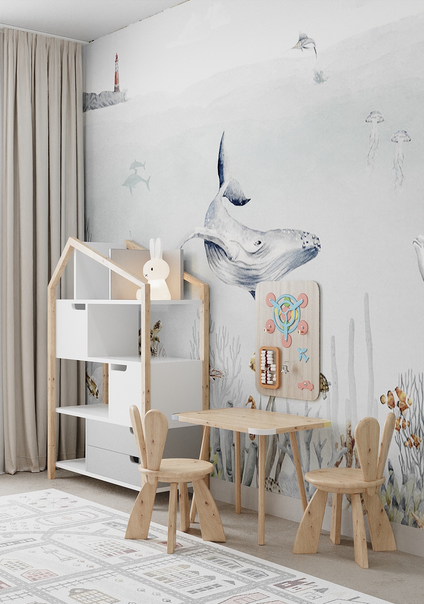 Pokój dziecięcy z tapetą w morskim stylu, drewnianym regałem w kształcie domku, stolikiem i krzesełkami z uszami królika oraz dywanem z motywem ulic.