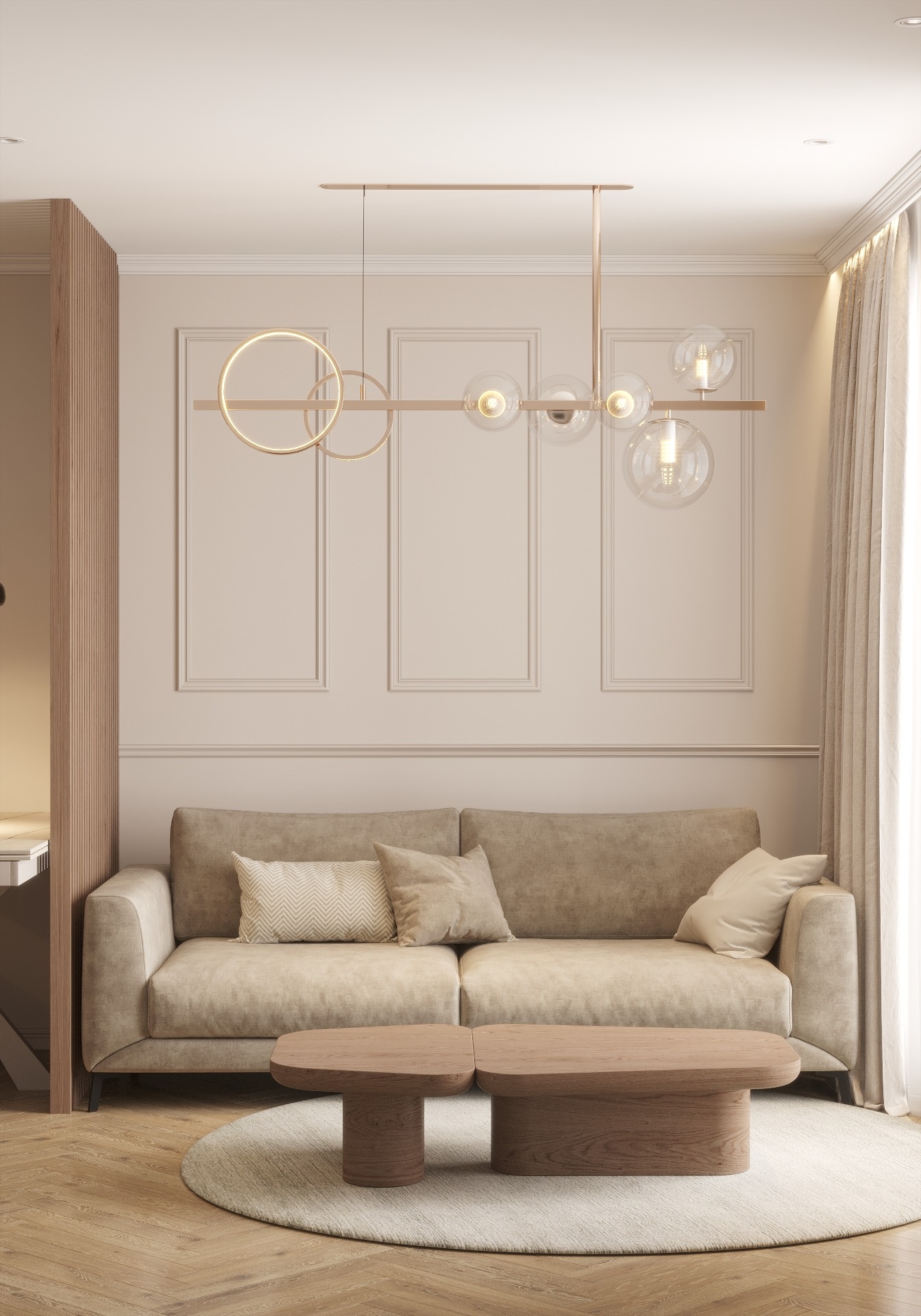 Beżowa sofa z poduszkami na okrągłym dywanie, drewniany stolik kawowy, designerska lampa wisząca z okrągłymi elementami i szklanymi kloszami, panele ścienne w tle, aranżacja salonu w neutralnych...