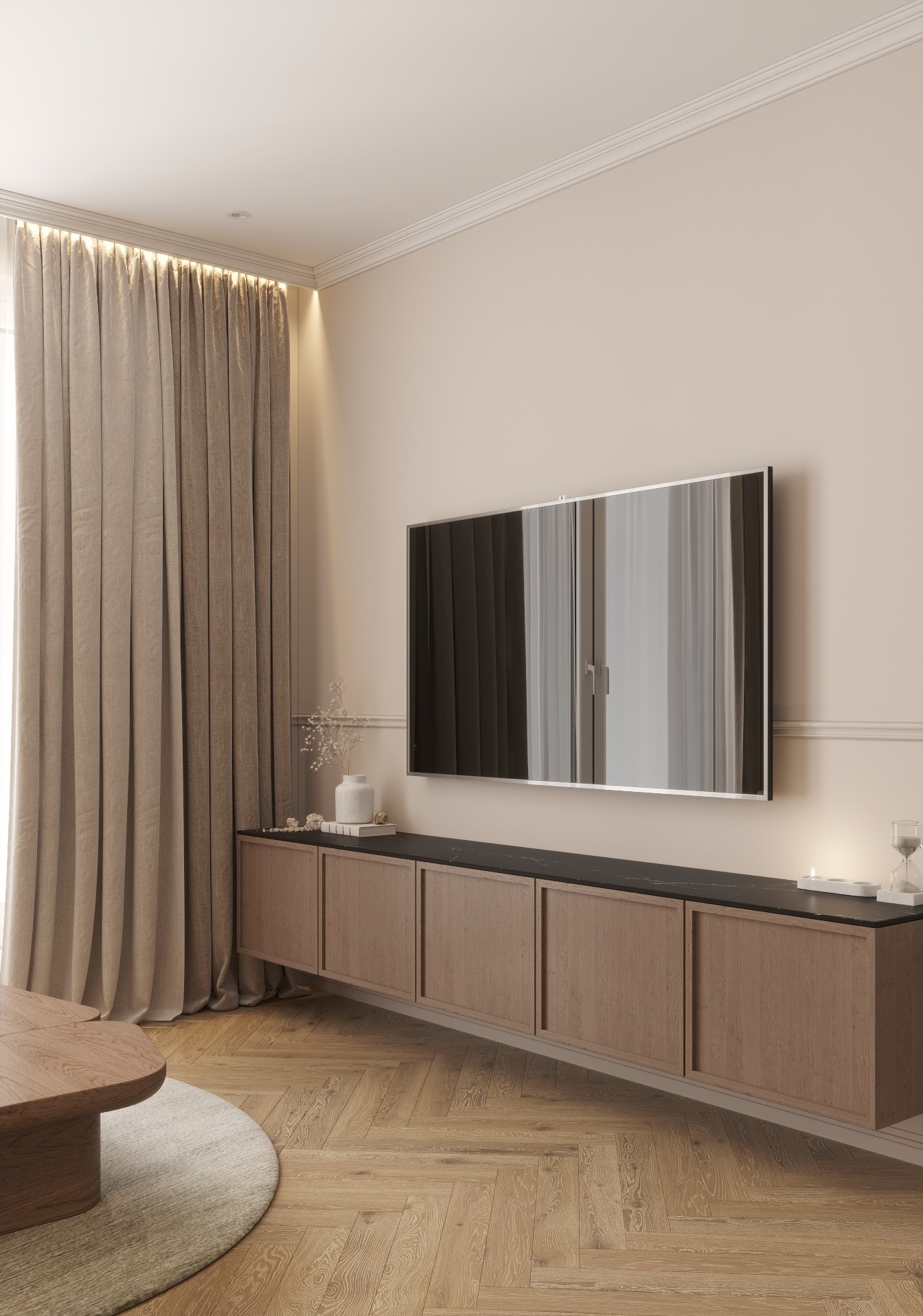 Elegancki salon w Warszawie z beżowymi ścianami, drewnianą podłogą w jodełkę i wiszącą szafką RTV z czarnym blatem, nad którą wisi telewizor odbijający okno. Obok szafki, dekoracje: świeczka...