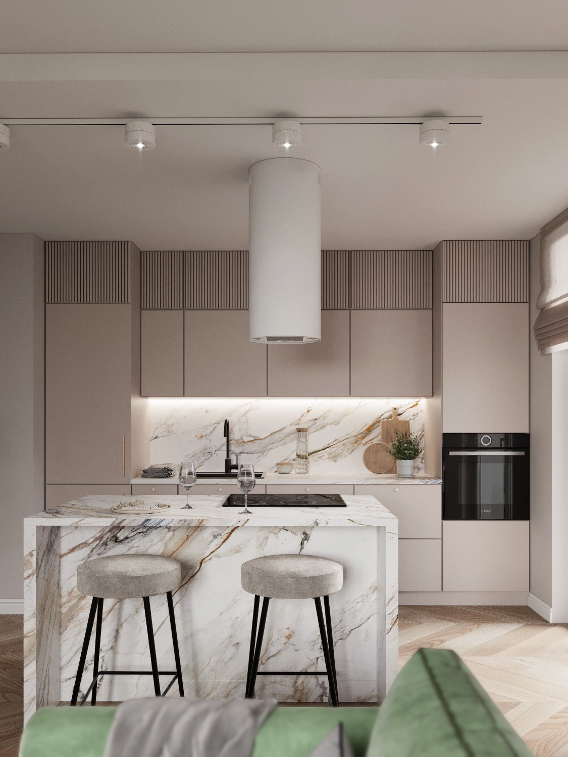 Nowoczesna kuchnia z wyspą wykończoną marmurem, hokerami i minimalistycznym oświetleniem punktowym.