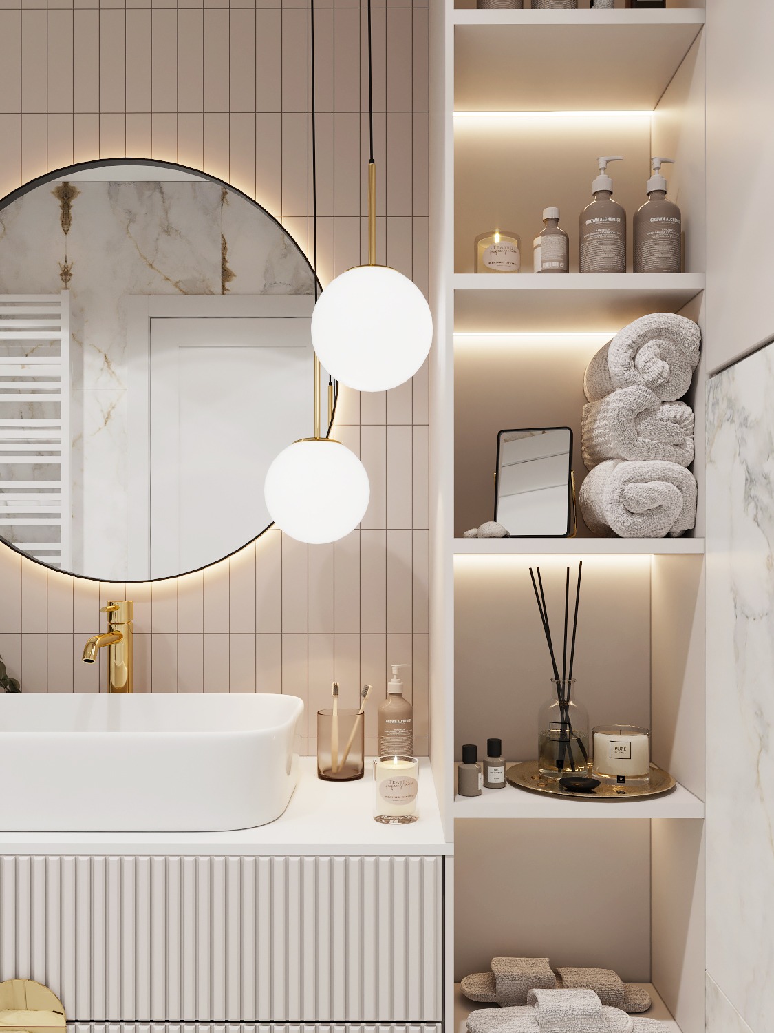 Nowoczesna łazienka w beżach z okrągłym lustrem z podświetleniem, białą umywalką nablatową, złotą armaturą i półkami z ręcznikami oraz kosmetykami.