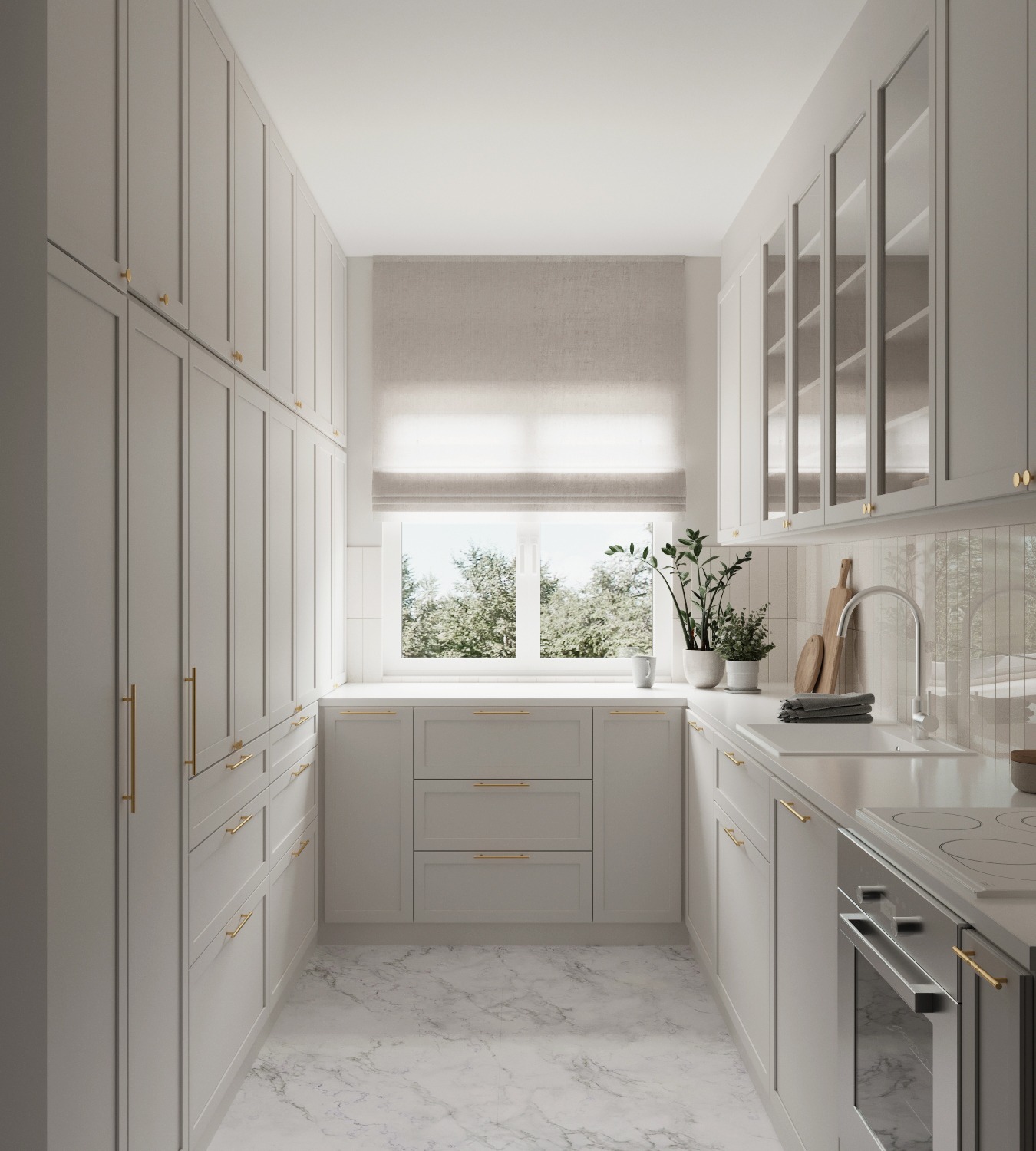 Wąska kuchnia w odcieniach szarości z marmurową podłogą, złotymi uchwytami i oknem z roletą rzymską, widok centralny.