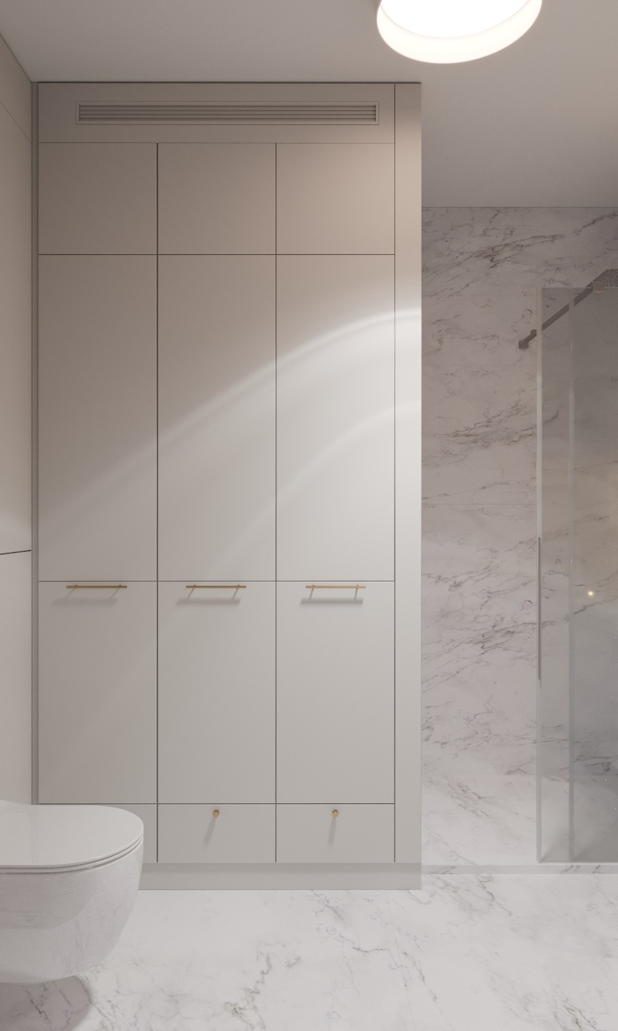 Nowoczesna łazienka z białą szafą w zabudowie, złotymi uchwytami, marmurową okładziną ścienną i toaletą wiszącą.