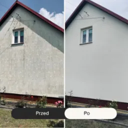 Elewacja domu: porównanie stanu przed myciem (zabrudzenia, cień) i po (czysta, jasna). Widoczne okno i fragment dachu z czerwoną dachówką. Efekt 'przed i po'.