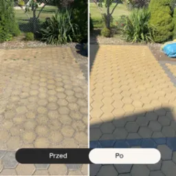 Kostka brukowa przed i po czyszczeniu, widoczne różnice w kolorze i czystości. Po prawej stronie kostka jest czysta i ma intensywny kolor.