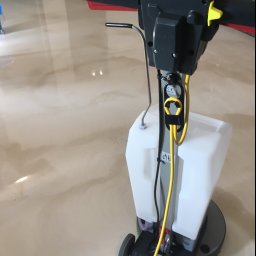 Doczyszczanie posadzki przy pomocy szorowarki. Gwarantuje dogłębne czyszczenie nawet najbardziej zabrudzonej posadzki. 