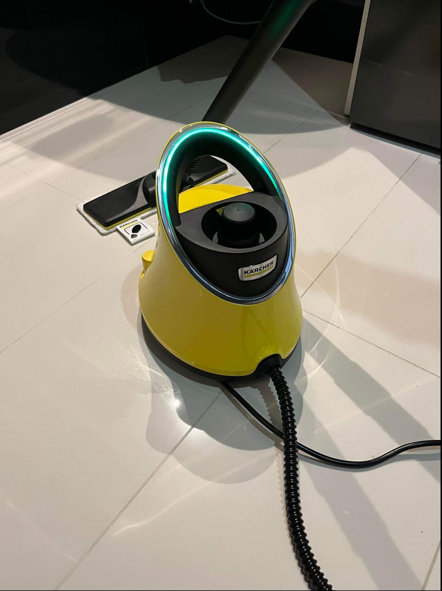 Mycie podłogi gorącą parą, zabija 99% bakterii.