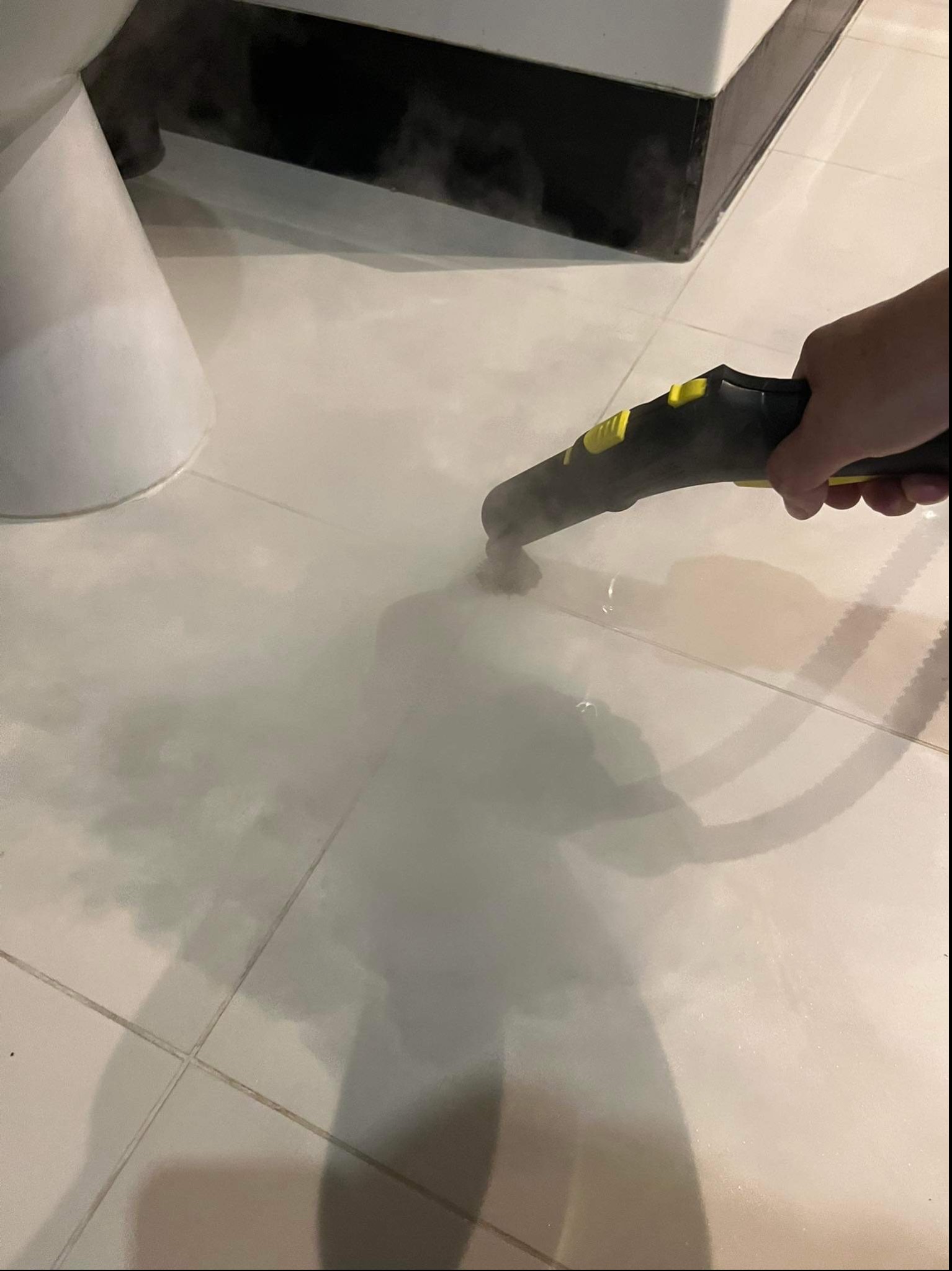 Ekologiczne czyszczenie fug za pomocą parownicy.