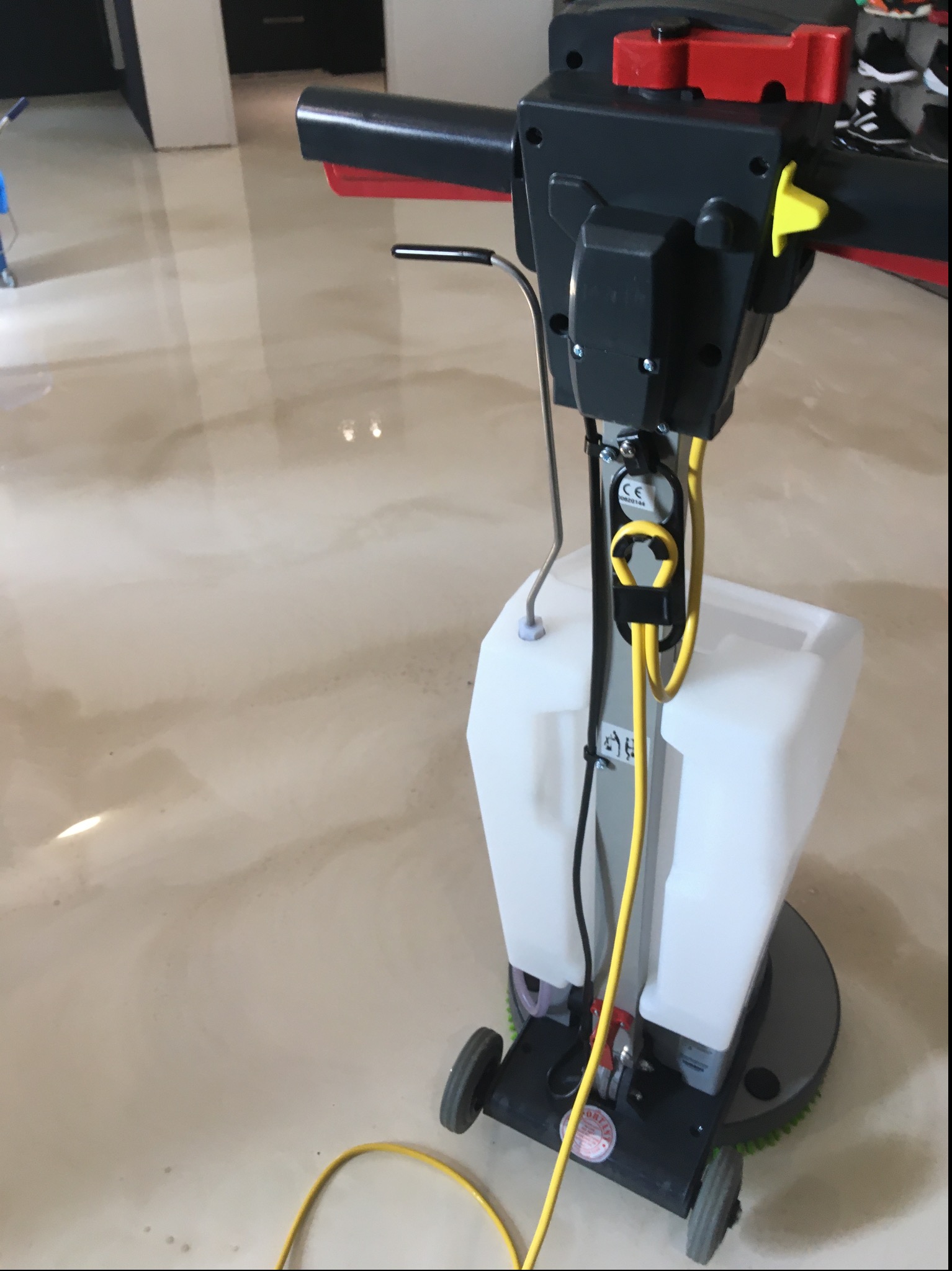 Doczyszczanie posadzki przy pomocy szorowarki. Gwarantuje dogłębne czyszczenie nawet najbardziej zabrudzonej posadzki.