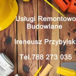 Żółty kask, zwinięte plany architektoniczne, cegły dziurawki, poziomica, miara zwijana, ołówek i szpachelka na drewnianym tle, prezentujące usługi remontowo-budowlane Ireneusza Przybylskiego...