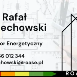 Wizytówka inżyniera Rafała Orzechowskiego, audytora energetycznego, z numerem telefonu, adresem email, logotypem firmy ROASE.pl oraz schematycznym rysunkiem domu na tle planu architektonicznego.