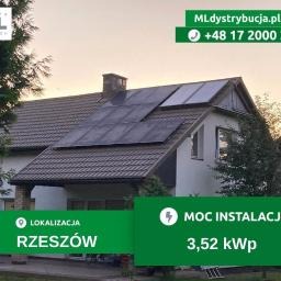 Panele słoneczne zamontowane na dachu dwuspadowym domu jednorodzinnego w Rzeszowie, z informacją o mocy instalacji 3,52 kWp i danymi kontaktowymi firmy.