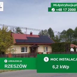 Dom jednorodzinny z zainstalowanymi panelami słonecznymi na dachu, widocznymi z perspektywy ulicy, z informacją o lokalizacji Rzeszów i mocy instalacji 6,2 kWp na zielonym tle w dolnej części zdjęcia.