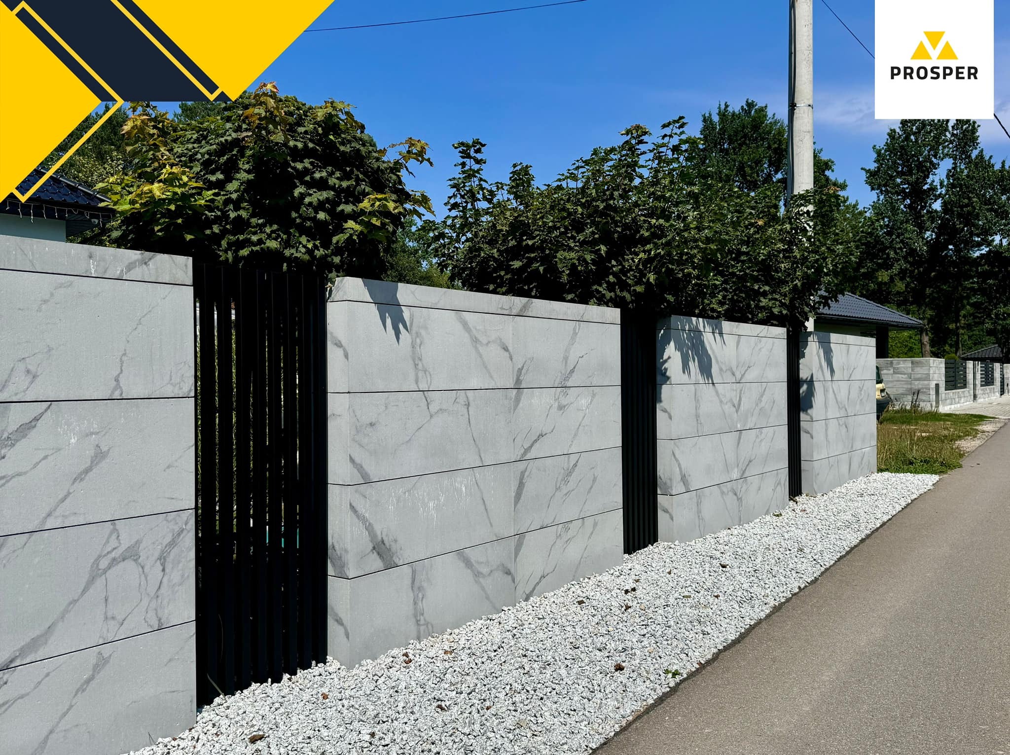 Nowoczesne ogrodzenie betonowe z elementami panelowymi w kolorze czarnym, wykończone białym grysem, z logo firmy Prosper w prawym górnym rogu.