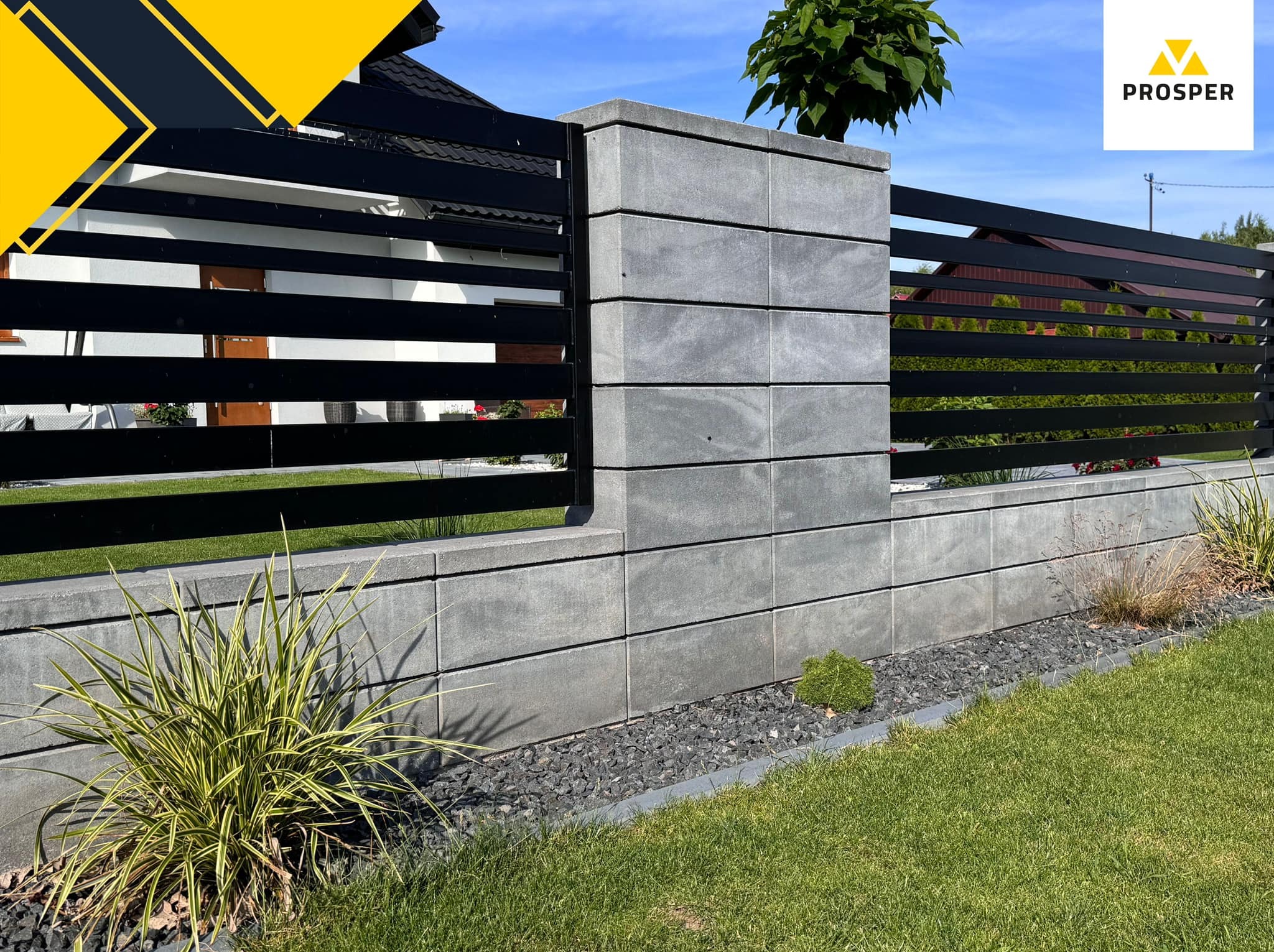 Nowoczesne ogrodzenie z betonowych bloczków i poziomych, czarnych paneli, z widocznym logo firmy PROSPER w prawym górnym rogu, otoczone zielenią i czarnym żwirem.