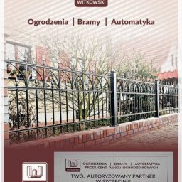 Producent Paneli Ogrodzeniowych i Malarnie Proszkowe - Witkowski - Grafika reklamowa prezentująca fragment ogrodzenia kutego z ceglaną podmurówką, logo firmy Witkowski oraz hasła Ogrodzenia, Bramy, Automatyka.