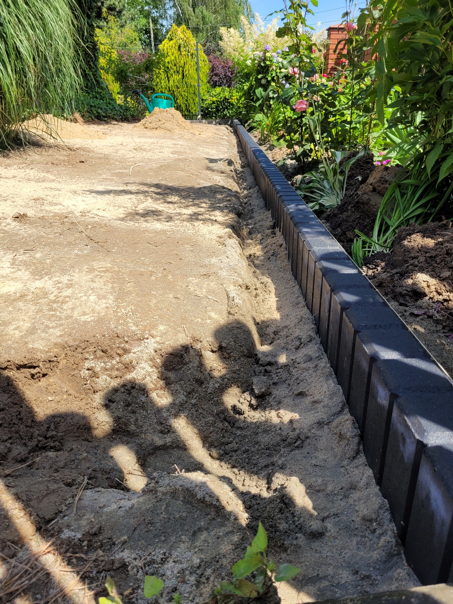 Wykonanie obrzeża oddzielającego kwietnik/żywopłot