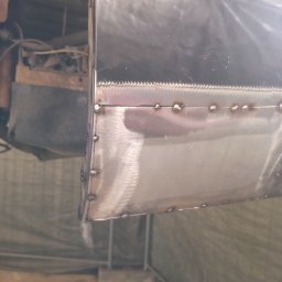 3K&Mspaw Kamil Wesołowaski - Metalowa konstrukcja połączona punktowymi spawami, widoczne ślady obróbki, w tle elementy pojazdu.