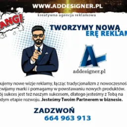 Grafika reklamowa agencji kreatywnej: rysunkowa postać w garniturze wskazuje palcem, hasło 'Tworzymy nową erę reklamy', logo firmy 'addesigner.pl' oraz numer telefonu.