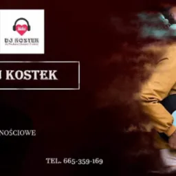 Mężczyzna w słuchawkach, profil, trzyma czarną płytę winylową, stylizowane rozmycie krawędzi, grafika reklamowa DJ Kostek z ofertą wesel, urodzin, imprez okolicznościowych i festynów.