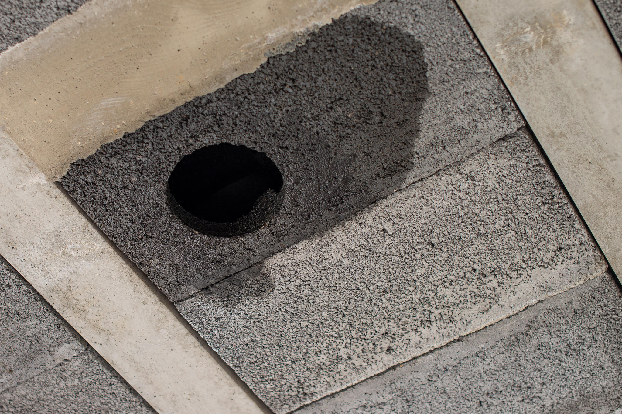 Fragment sufitu z betonu komórkowego z wywierconym otworem, prawdopodobnie pod instalację wentylacyjną.