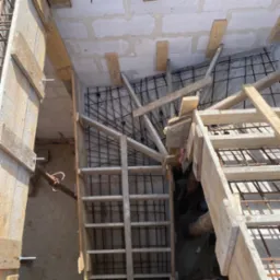 Zbrojenie i szalunek fundamentów schodów na placu budowy, widok z góry.