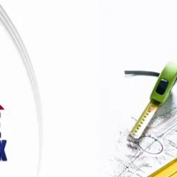 Logo firmy budowlanej Waldemar Burek obok kasku ochronnego, miarki zwijanej i poziomicy na tle planów architektonicznych.