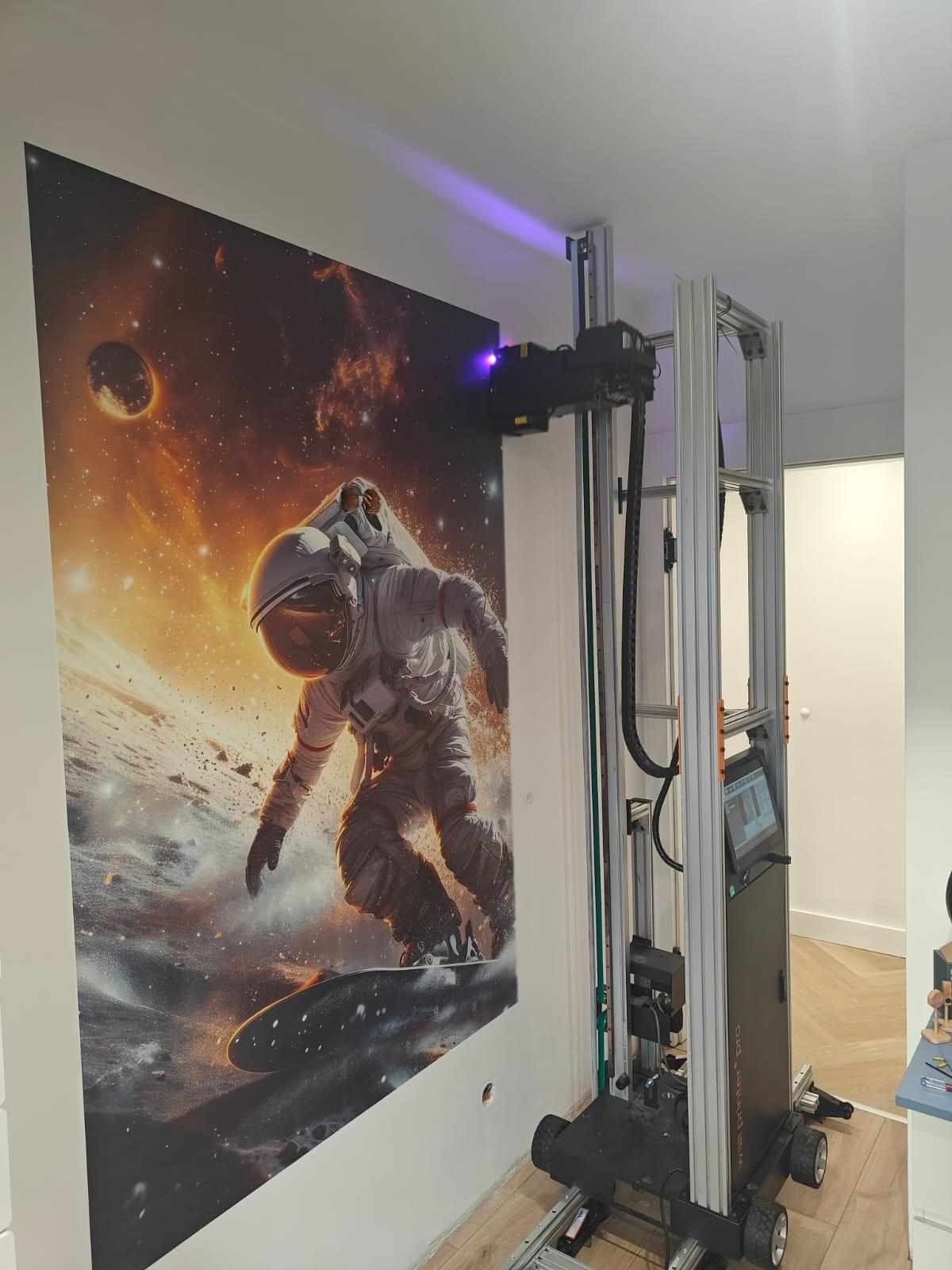 Ściana z nadrukiem cyfrowym przedstawiającym astronautę na desce snowboardowej w przestrzeni kosmicznej, wykonanym za pomocą drukarki pionowej Wall Printer PRO.