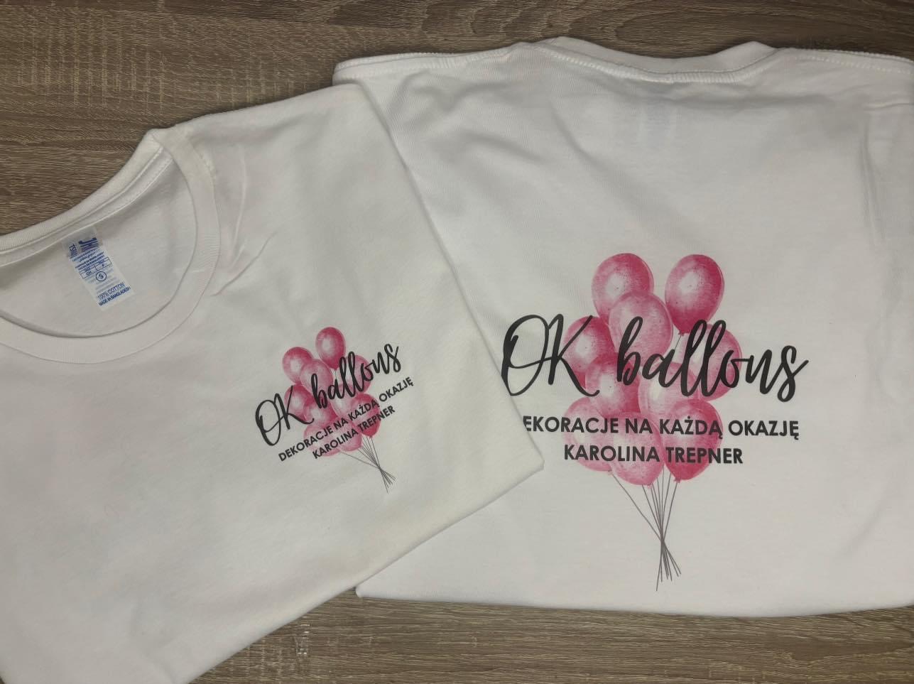 Dwa białe t-shirty z nadrukiem 'OK balloons', dekoracje na każdą okazję, Karolina Trepner, na drewnianym tle.