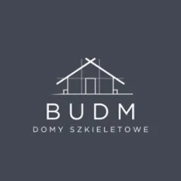 Logo firmy BUDM przedstawiające schematyczny rysunek domu z napisem 'DOMY SZKIELETOWE' na ciemnoszarym tle.