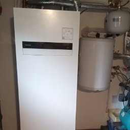 Jednostka wewnętrzna ALL in One, wszystko w jednym urządzeniu, tzw. lodówka, w środku zbiornik na gorącą wodę 185 litrów, oraz pompa, grzałka wspomagająca i inne elementy układu.