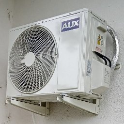 Klimatyzator AUX 3,5 kW, ma też funkcję grzania do minus 20 stopni, jest zamontowana grzałka tacy ociekowej.