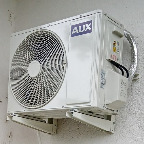 Klimatyzator AUX 3,5 kW, ma też funkcję grzania do minus 20 stopni, jest zamontowana grzałka tacy ociekowej.