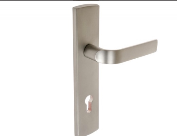 Satynowa klamka drzwiowa z długim szyldem, widoczny otwór na klucz, minimalistyczny design.