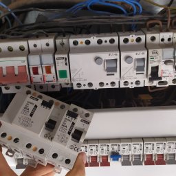 ElektroInstalAC Jarosław Żołneczko - Wymiana 2 wadliwych wyłączników różnicowoprądowych na nowe marki Eaton. Czas realizacji: 20 minut.
